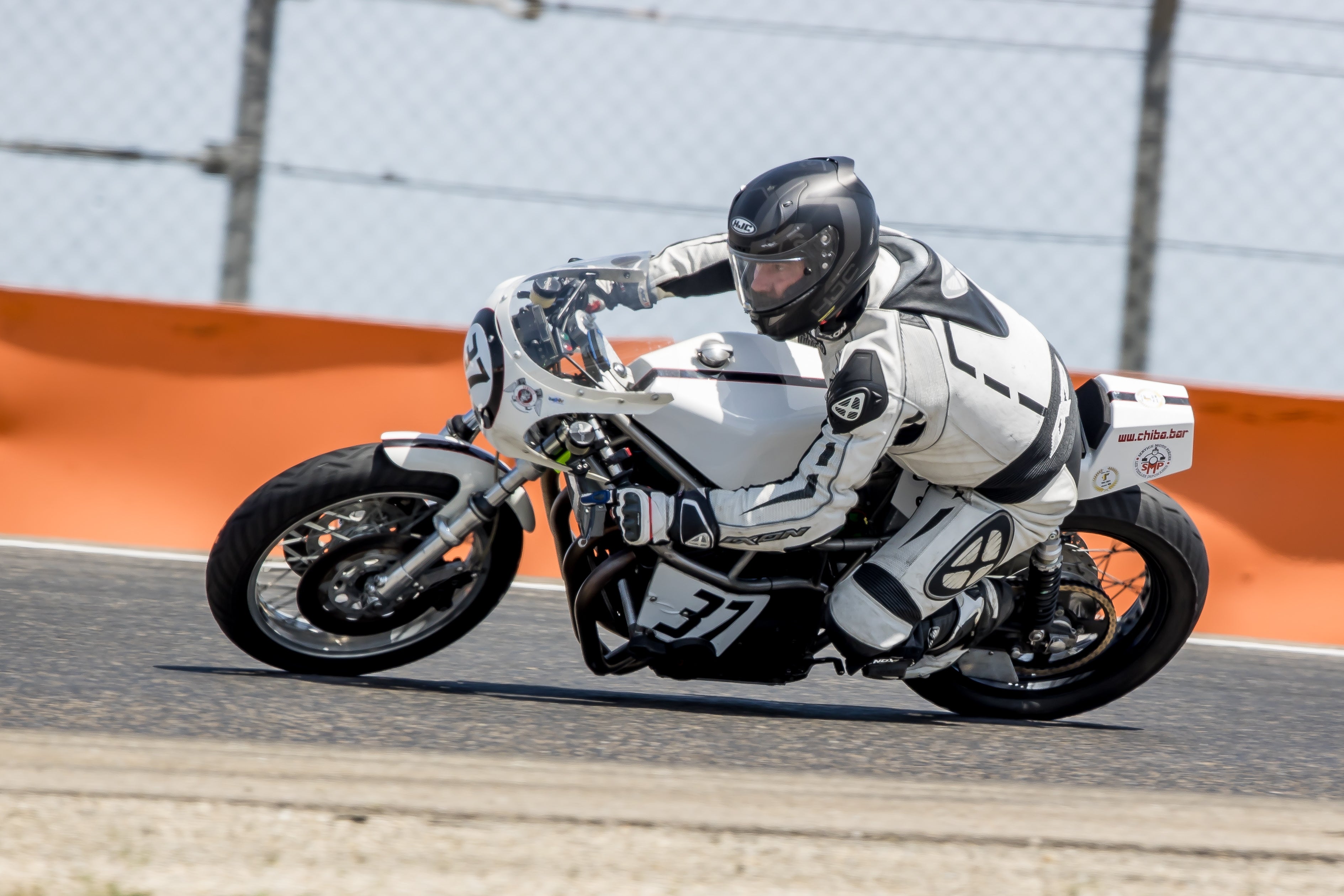 Pilote de moto professionnel GR concept sur circuit