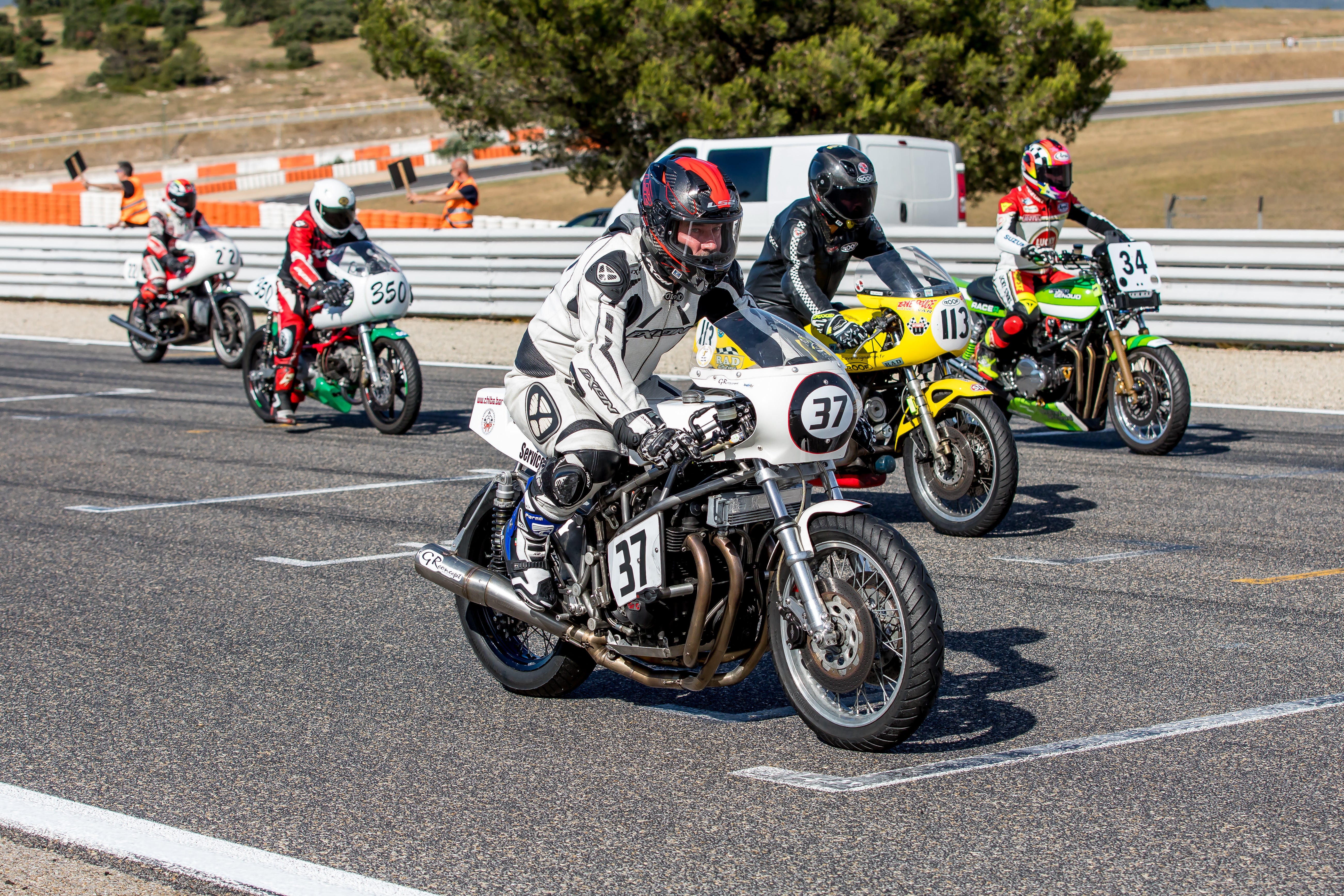 Pilote de moto sur la grille de départ d'un circuit